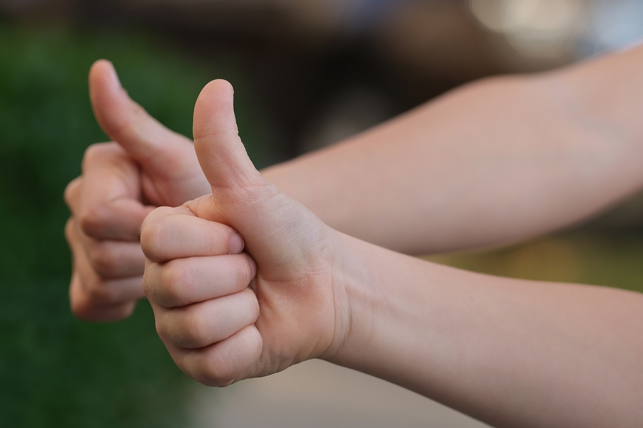 social proof: thumbs up, positive, gesture